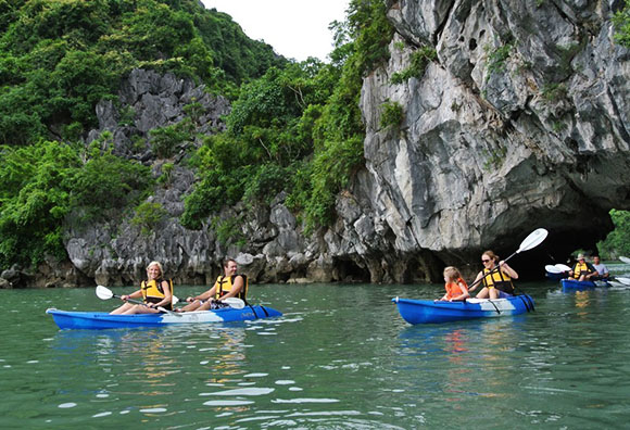 Bơi thuyền khám phá Vịnh Hạ Long Quảng Ninh